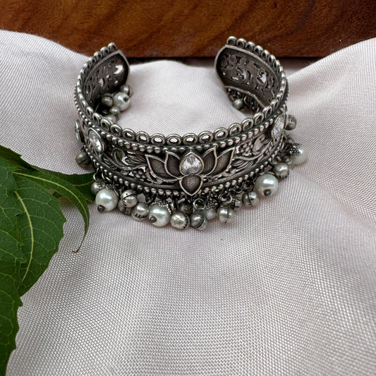 Lotus Motif Oxidised Kada