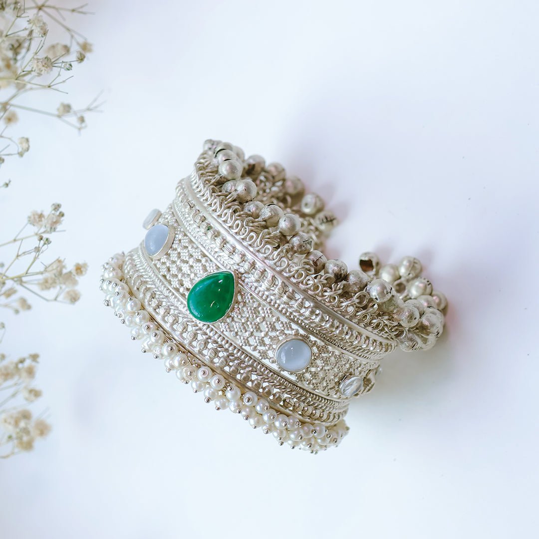 Oxidized Silver Kada with Green Teardrop Kundan & Pearl Beaded Border - Putstyle