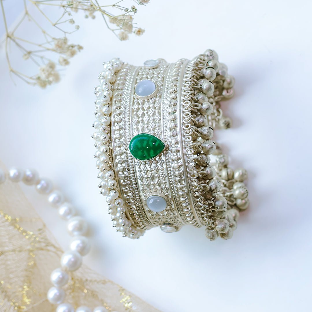 Oxidized Silver Kada with Green Teardrop Kundan & Pearl Beaded Border - Putstyle