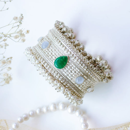Oxidized Silver Kada with Green Teardrop Kundan & Pearl Beaded Border - Putstyle