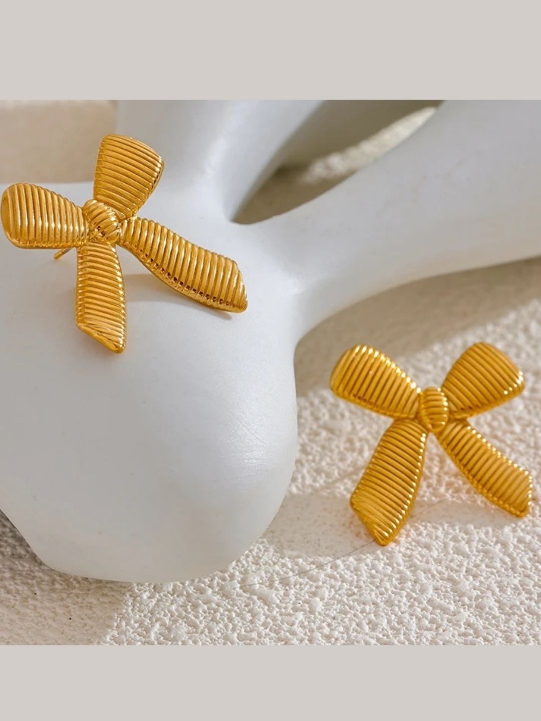 The Ribbed Ribbon Studs - Putstyle