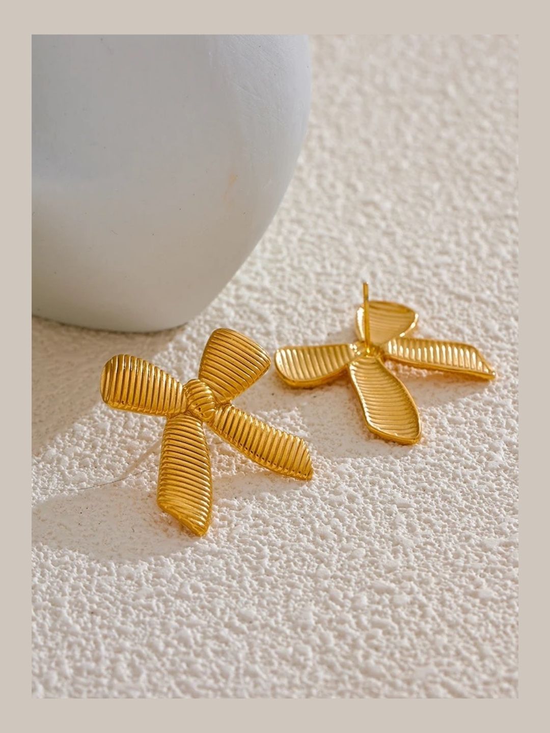 The Ribbed Ribbon Studs - Putstyle